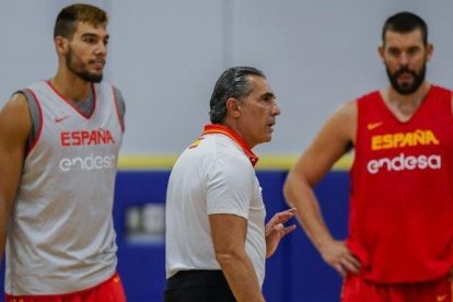 Scariolo da instrucciones a sus jugadores con Willy Hernangómez y Marc Gasol en segundo plano-ALBERTO NEVADO (FEB)