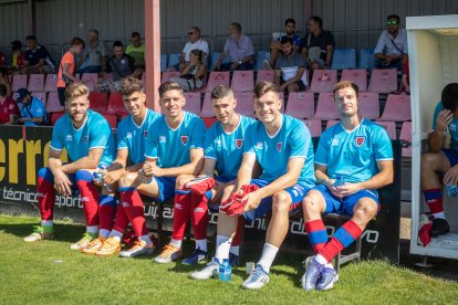 Amorrortu en el centro de la imagen en el banquillo de la Ciudad Deportiva. MARIO TEJEDOR