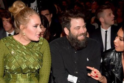 Adele y su exmarido, Simon Konecki, en la ceremonia de los Grammy del 2017, en Los Ángeles.-GETTY / LESTER COHEN