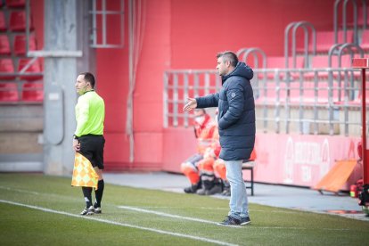 Álex Huerta da indicaciones a sus jugadores desde la zona técnica del banquillo de Los Pajaritos. GONZALO MONTESEGURO