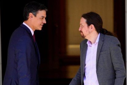 El presidente del Gobierno en funciones, Pedro Sánchez, y el líder de Unidas Podemos, Pablo Iglesias, el pasado 7 de mayo, en la Moncloa.-JUAN MEDINA