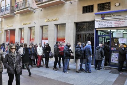 Las colas en fechas señaladas ante los despachos de lotería es una escena ya clásica.-Valentín Guisande