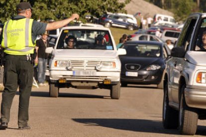 Uno de los operativos de la Guardia Civil durante las fiestas de San Juan de 2013. / VALENTÍN GUISANDE-