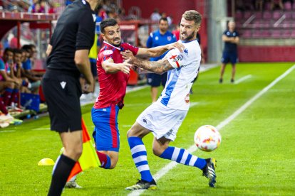 Rubén Mesa, en una acción contra el Alcoyano, que se llevó la victoria en la primera vuelta. MARIO TEJEDOR