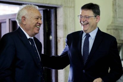 El ministro de Asuntos Exteriores, José Manuel García Margallo (i), y el presidente de la Comunidad Valenciana, Ximo Puig (d), durante la toma de posesión de Juan Carlos Moragues como nuevo delegado del Gobierno.-Foto: EFE/ JUAN CARLOS