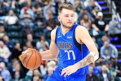 Luka Doncic dirige un ataque de los Mavericks en la pista de los Pacers.-AFP / ANDY LYONS