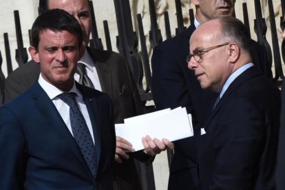 Valls (izquierda) junto al ministro de Interior, Bernard Cazeneuve, a su llegada a la catedral de Notre Dame, en París, el 27 de julio.-AFP / DOMINIQUE FAGET