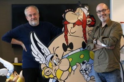 Jean-Yves Ferri (derecha) y Didier Conrad, los autores de Página de 'El papiro del César', nuevo álbum de Astérix.-REUTERS / CHARLES PLATIAU