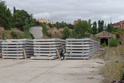 Acopio de material para las obras en la vía del tren. HDS