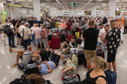 Pasajeros de Thomas Cook en el aeropuerto.-