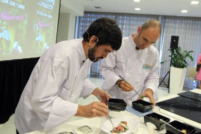 Oscar García, del restaurante Baluarte, elabora un plato con setas en la presentanción del ‘Soria Gastronómica’ . / ICAL-