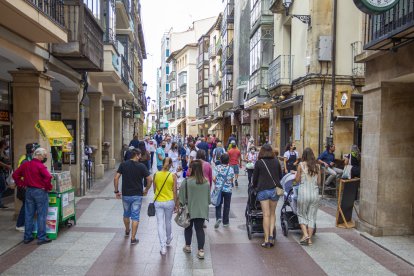 El Collado, vía comercial de la capital. MARIO TEJEDOR
