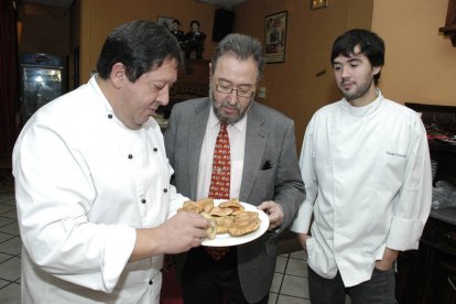 Carlos de la Casa ve algunas de las setas con las que se elaborarán los platos del Buscasetas. / ÁLVARO MARTÍNEZ-