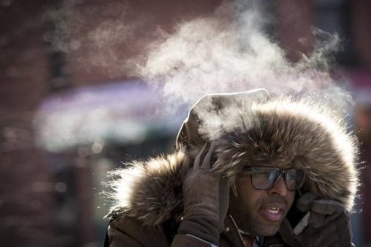 Un hombre hablando por teléfono en Nueva York.-Foto:   BRENDAN MCDERMID / REUTERS