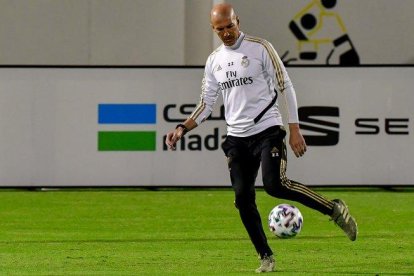 Zinedine Zidane durante el último entrenamiento del Madrid antes de la Supercopa-AFP