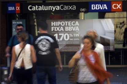 Anuncios de hipotecas en una entidad bancaria en Barcelona.-DANNY CAMINAL