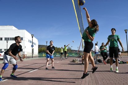 Los universitarios ocuparon el parking del Campus para celebrar la jornada deportiva en el marco de la Semana Europea del Deporte.-VALENTÍN GUISANDE