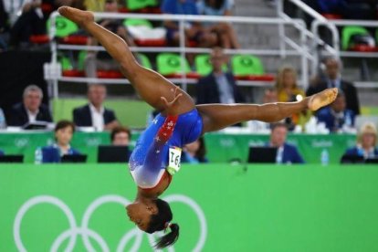 Simone Biles, en su última final de los Juegos de Río-2016.-AP / MIKE BLAKE