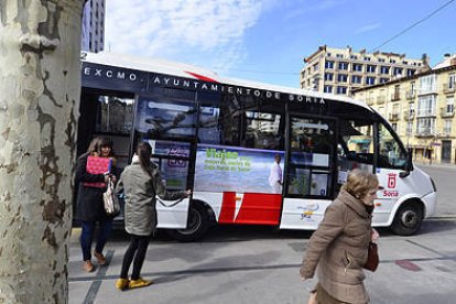 Uno de los autobuses del servicio municipal, en la parada de Mariano Granados. / ÁLVARO MARTÍNEZ-