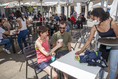 Dia de 'terraceo' en la plaza Herradores. MARIO TEJEDOR