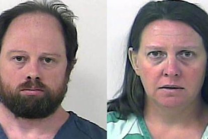Robert Johnson, de 44 años, y Marie Johnson, de 43, fotografiados por la policía tras ser detenidos acusados de abuso sexual de una menor.-Foto: ST. LUCIE SHERIFF'S DEPT / FLORIDA