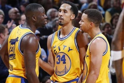 Los jugadores de los Warriors Green, Curry y Livinsgton, durante el duelo ante Indiana.-AFP / JOE ROBBINS