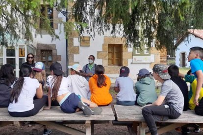 Actividad ambiental en el aula del bosque del Amogable. HDS