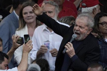 El ex presidente de Brasil, Luiz Inácio Lula da Silva, habla con sus simpatizantes después de ser liberado de la cárcel.-AP / LEO CORREA