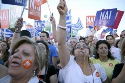 Partidarios del 'sí' en el estadio del Panat en Atenas Partidarios del ‘sí’, durante el acto en el estadio Panatinaico, este viernes, en Atenas.-