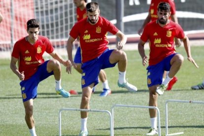 Piqué, entre Bartra y Diego Costa, en un entrenamiento en Las Rozas.-EFE / JUANJO MARTÍN