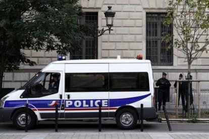 Furgón de policía en Francia, en una foto de archivo.-EFE / IAN LANGSDON