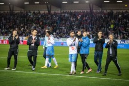 Khalifa a la finalización del partido conla camiseta de Joao Félix pero sin la suya con el dorsal 17 con la que se midió al Atlético. GONZALO MONTESEGURO