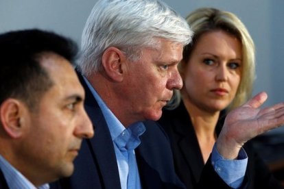 El editor de Wikileaks, Kristinn Hrafnsson, entre el exconsul de Ecuador Fidel Narvaez y la abogada de Assange Jennifer Robinson.-REUTERS