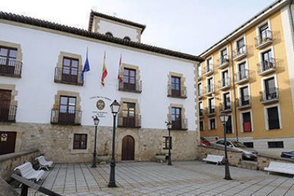 La Casa de la Tierra alberga la sede de la Uned. / VALENTÍN GUISANDE-