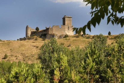 Panorámica del castillo de Ucero. / VALENTÍN GUISANDE-