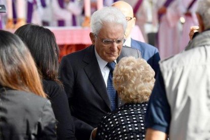 El presidente italiano, Sergio Mattarella, saluda a un familiar de las víctimas.-EFE / LUCA ZENNARO