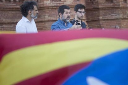 Jordi Cuixart (Òmnium), Jordi Sànchez (ANC) y Oriol Codina, coordinador de la movilización de la Diada, este martes.-/ JORDI COTRINA