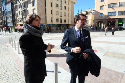 Martínez Mínguez Junto a Suárez Quiñones en la plaza del Salvador.-ÁLVARO MARTÍNEZ