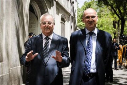 El exconsejero de Empleo de la Junta de Andalucía Antonio Fernández (izauierda), a la salida del Tribunal Supremo tras declarar.-Foto: EFE/ L. P