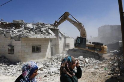 Una casa palestina demolida por tropas israelís en el pueblo de Yatta, al sur de Hebron, en Cisjordania.-AP / NASSER SHIYOUKHI