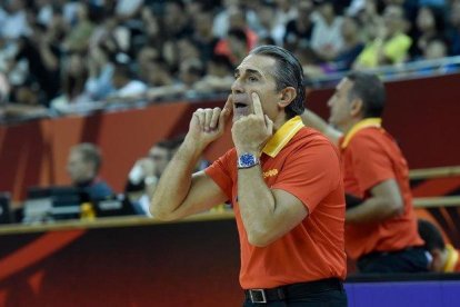 Scariolo da instrucciones a sus jugadores durante el partido de cuartos-WANG ZHAO (AFP)