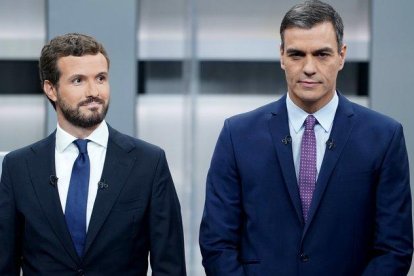 Pablo Casado y Pedro Sánchez, en el debate electoral, el pasado 4 de noviembre.-JOSÉ LUIS ROCA