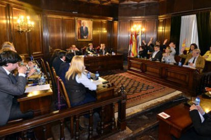 Los concejales del PSOE votan a favor de la modificación presupuestaria para poder peatonalizar Mariano Granados hasta que llegue el dinero comprometido por Fomento. / ÁLVARO MARTÍNEZ-