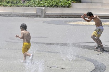 Los sorianos aprovecharon la jornada para refrescarse.-DANIEL RODRÍGUEZ