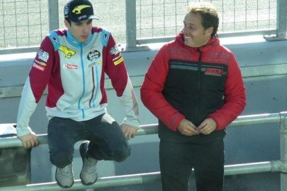 Àlex Márquez conversa con su manager, Emilio Alzamora, el domingo por la tarde en el ’pit lane’ de Phillip Island.-EMILIO PÉREZ DE ROZAS