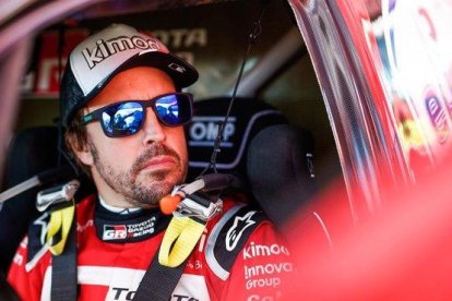 Fernando Alonso, en su Toyota Hilux, antes de iniciar la tercera etapa de hoy en el Dakar.-DPPI / JULIEN DELFOSSE