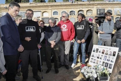 Pedro Sánchez durante su visita a las fosas comunas del cementerio de Paterna, este lunes.-/ MIGUEL LORENZO