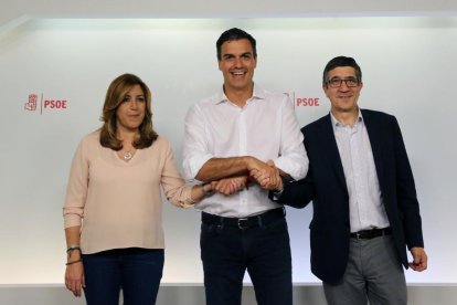 La última imagen de Pedro Sánchez y Susana Díaz juntos, junto a Patxi López, tras conocerse el resultado de las primarias.-JUAN MANUEL PRATS