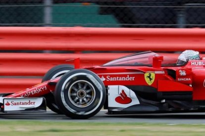 Sebastian Vettel prueba el 'shield' (escido) durante los primeros libres de Silverstone.-REUTERS / JASON CAIRNDUFF
