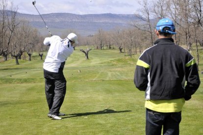 Jugadores en el campo de golf de Pedrajas.-ÁLVARO MARTÍNEZ